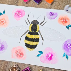 Aquarelle d'une abeille entourée de roses fluo, avec des touches de paillettes dorées et argentées sur les ailes de l'abeille et certains détails.