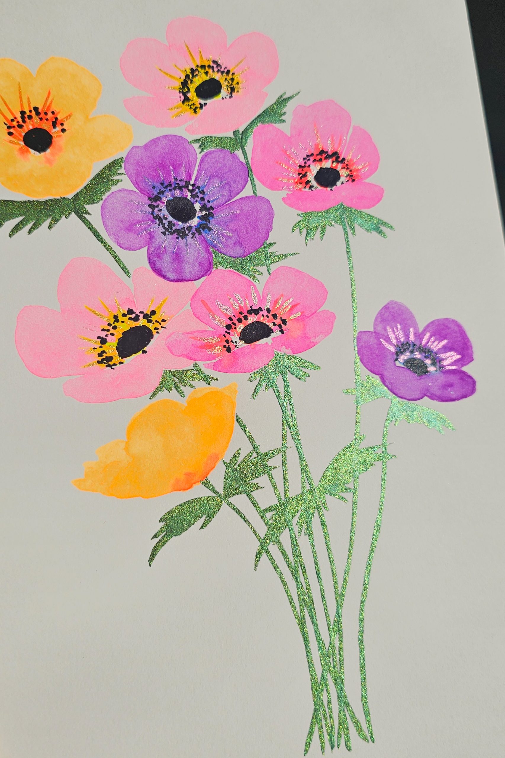 Aquarelle d’un bouquet d’anémones fluo aux teintes vibrantes, avec des tiges et des détails subtilement nacrés.